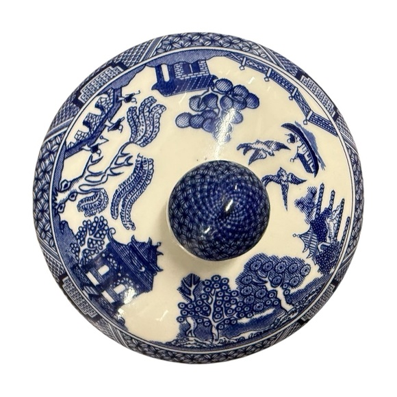 Johnson Brothers Willow Blue Sugar Bowl with Lid in Classic Blue Willow Pattern - Picture 7 of 10